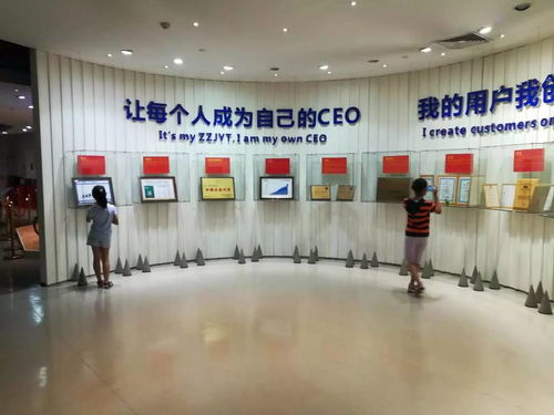 在行走中成長 記2013級1班、2班家委會組織海爾文化展假期研學活動